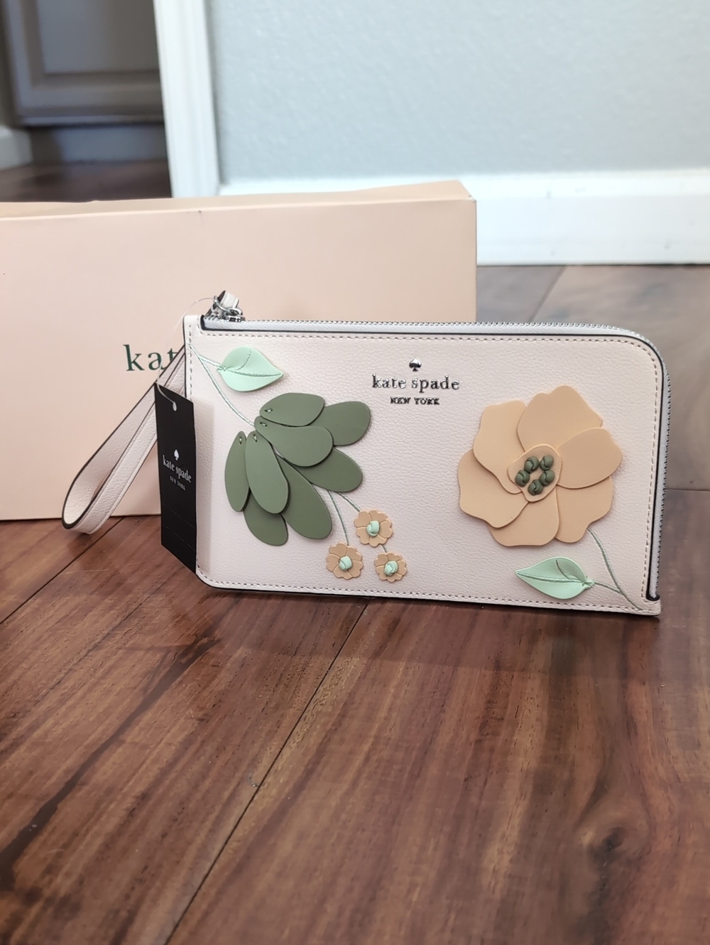 Kate Spade Lucy Floral Applique Fresh Peach Wristlet New in Gift Box ❤️